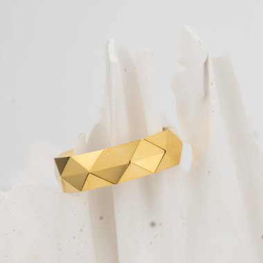 Beyaz arkaplandaki mücevher yüzükleri izole edildi