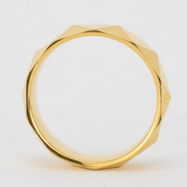 Beyaz arkaplandaki mücevher yüzükleri izole edildi