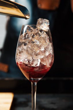 Kokteyl barları, barmen kokteyl yapıyor.