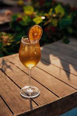 Sokak restoranında masada Aperol Spritz kokteyl cam, güneşli bir günde ünlü ferahlatıcı içki