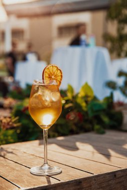Sokak restoranında masada Aperol Spritz kokteyl cam, güneşli bir günde ünlü ferahlatıcı içki