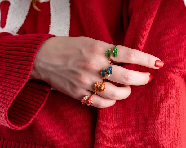 Anello Gioielli Sul Dito Una Donna — Foto Stock