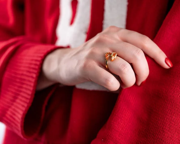 Κόσμημα Δαχτυλίδι Στο Δάχτυλο Μιας Γυναίκας — Φωτογραφία Αρχείου