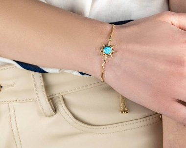 Beyaz arkaplandaki mücevher yüzükleri izole edildi