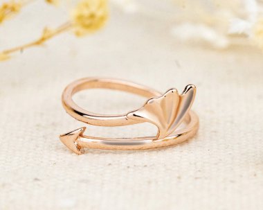 Beyaz arkaplandaki mücevher yüzükleri izole edildi