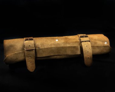 Beyaz arkaplanda izole edilmiş tahta saplı bıçaklar, üst görünüm