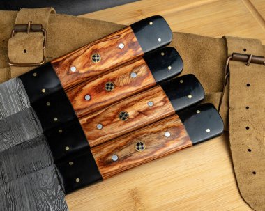 Beyaz arkaplanda izole edilmiş tahta saplı bıçaklar, üst görünüm