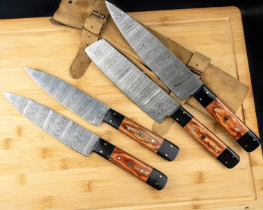 Beyaz arkaplanda izole edilmiş tahta saplı bıçaklar, üst görünüm