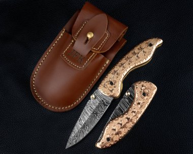 Beyaz arkaplanda izole edilmiş tahta saplı bıçaklar, üst görünüm