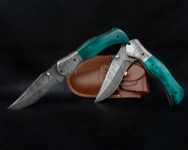 Beyaz arkaplanda izole edilmiş tahta saplı bıçaklar, üst görünüm