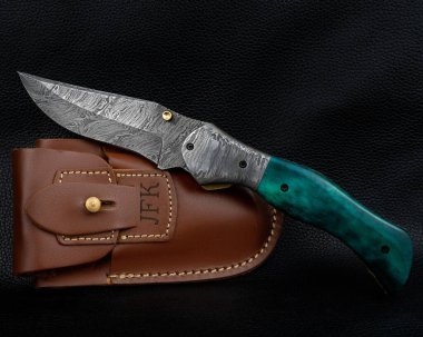 Beyaz arkaplanda izole edilmiş tahta saplı bıçaklar, üst görünüm