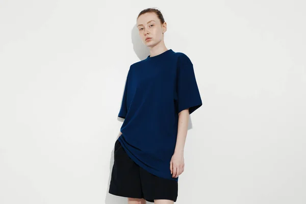 Mujer Camiseta Azul Oscuro Maqueta Chica Aislado Sobre Fondo Blanco —  Fotos de Stock