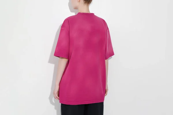 白い背景に隔離された女の子のピンクのTシャツのモックアップ コピースペース — ストック写真
