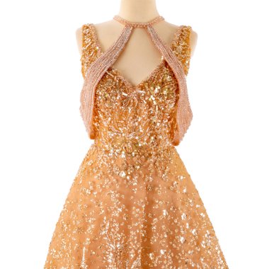 Güzel ve zarif bir gece elbisesi beyaz arka planda.