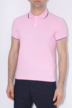Erkek pembe tişörtü modeli. Tasarım şablonu. Model