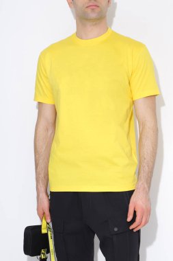 Erkek sarı tişörtleri maketi. Tasarım şablonu. Model