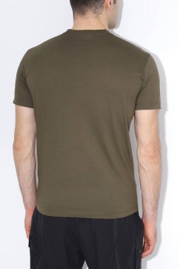 Erkek yeşil tişörtleri maketi. Tasarım şablonu. Model