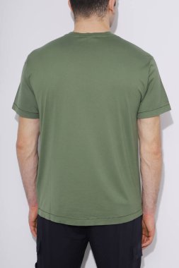 Erkek yeşil tişörtleri maketi. Tasarım şablonu. Model