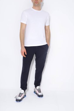 Gri arkaplanda kopyalama alanı olan beyaz tişörtler