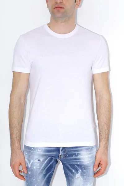 グレーの背景にコピースペースのある白いTシャツ — ストック写真