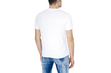 Gri arkaplanda kopyalama alanı olan beyaz tişörtler