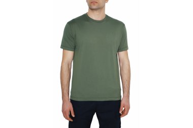 Erkek yeşil tişörtleri maketi. Tasarım şablonu. Model