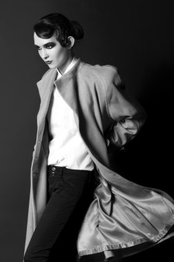 tutku retro tarzı karanlık bir arka plan açık bir palto genç kadın portresi