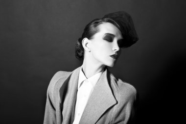 karanlık bir arka plan açık bir palto genç kadın portresi retro tarzı