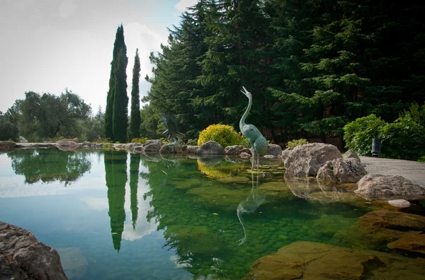 Garten mit See und Statuen — Stockfoto