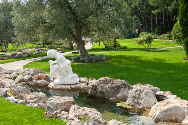 Trädgård med floden och statyer — Stockfoto