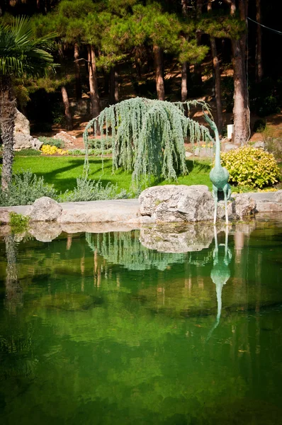 Giardino con lago e statue — Foto Stock
