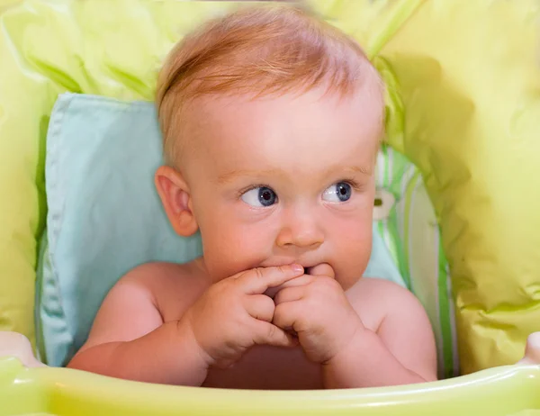 Baby chews fingers — Stock Photo, Image