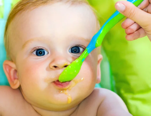 Bebê comer — Fotografia de Stock