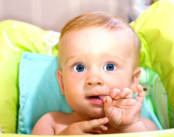 Bebê mastiga dedos — Fotografia de Stock