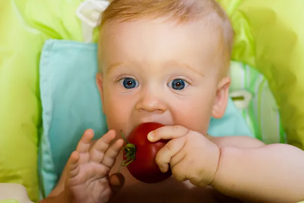 赤ちゃんとトマト — ストック写真