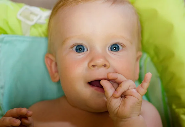 赤ん坊は指をかみ砕く — ストック写真