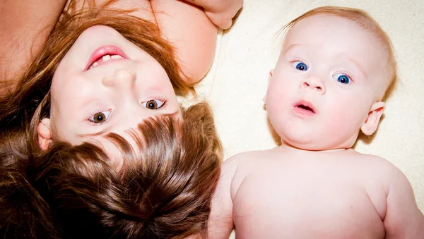 Menino e menina - irmão e irmã juntos cabeça a cabeça — Fotografia de Stock