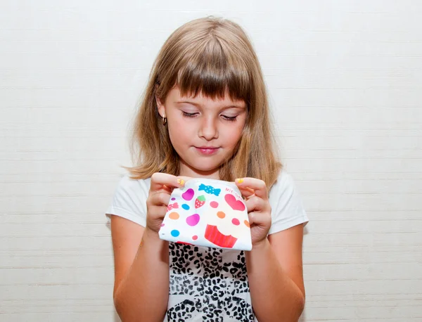 Meisje met gekleurde portemonnee — Stockfoto