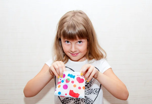 Meisje met gekleurde portemonnee — Stockfoto