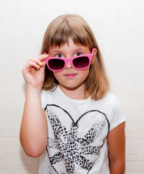 Jente med rosa solbriller – stockfoto