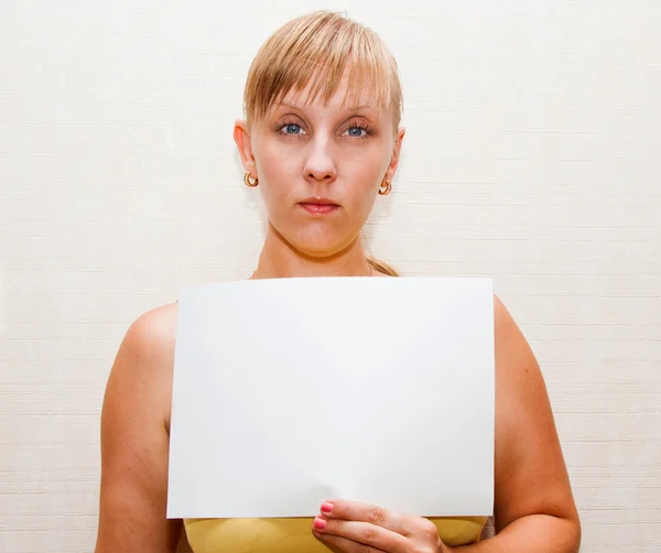 A4 サイズの用紙で金髪の女性 — ストック写真