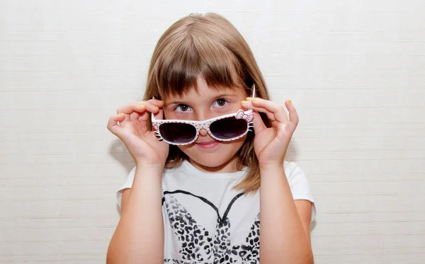 Girl  and sunglasses — Stock Photo, Image