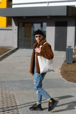 Hippi tekrar kullanılabilir bir çantayla markete gider. Yüksek kalite fotoğraf