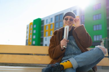 Renkli bir binanın önündeki bankta oturan bir adam. Yüksek kalite fotoğraf