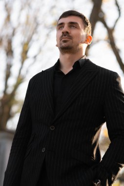 Gözünü kaçıran yakışıklı ve kendinden emin liderin portresi.