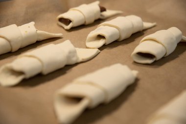 Minik kruvasanlar geri getiriliyor. Tatlı pişirmek.