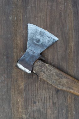 Masayı kesen eski bir balta.