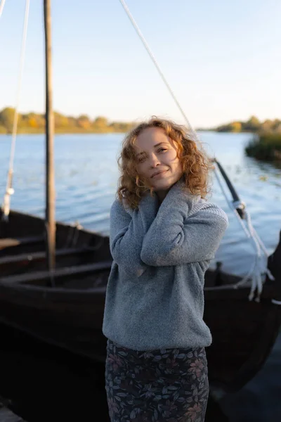 Una Joven Pelirroja Riendo Disfrutando Día Primavera Lago Parada Muelle —  Fotos de Stock