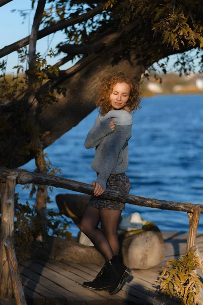 Güzel Kızıl Saçlı Genç Bir Kadın Göldeki Iskelede Sıcak Güneş — Stok fotoğraf