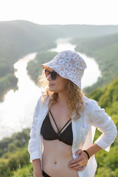 Şapkalı Gözlüklü Kızıl Saçlı Bir Kız Başka Tarafa Bakıyor Tatil — Stok fotoğraf